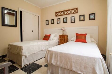 House with garden in Es Castell