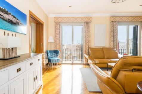 Stately penthouse in Centro Mahon