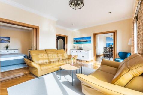Stately penthouse in Centro Mahon