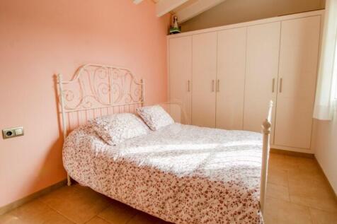 Country house with pool in Llucmasanes