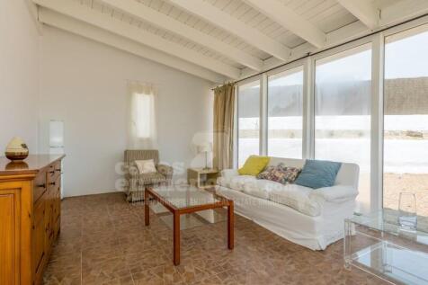 Villa for sale in Cala Llonga