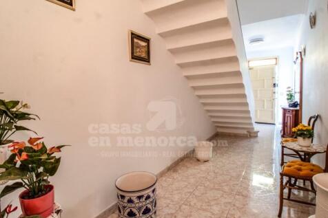 House with patio in Es Castell