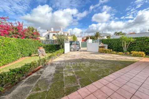 Detached villa with garden in Son Carrió