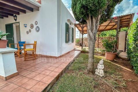 Detached villa with garden in Son Carrió
