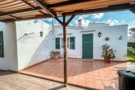 Detached villa with garden in Son Carrió