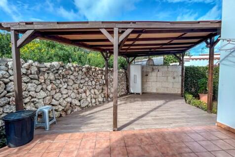 Detached villa with garden in Son Carrió