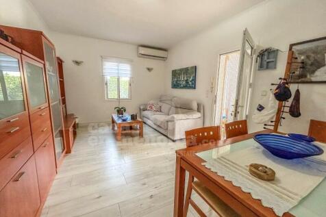 Detached villa with garden in Son Carrió