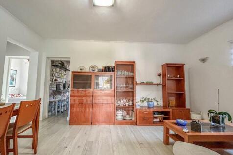 Detached villa with garden in Son Carrió