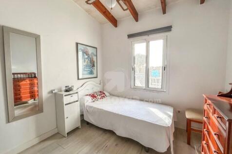 Detached villa with garden in Son Carrió