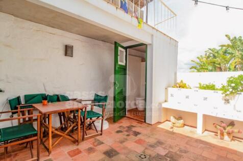 House with patio in Es Migjorn