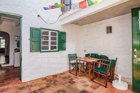 House with patio in Es Migjorn