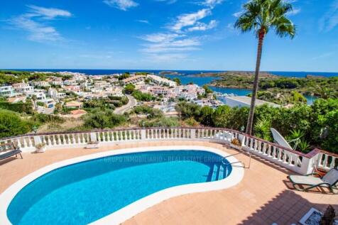 Villa with sea views in Addaia