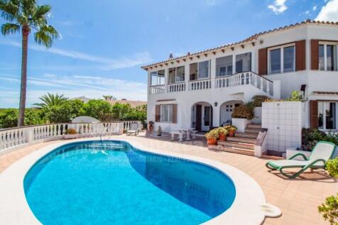 Villa with sea views in Addaia