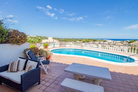 Villa with sea views in Addaia