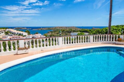 Villa with sea views in Addaia