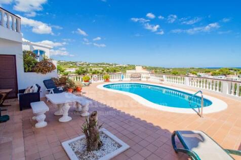 Villa with sea views in Addaia