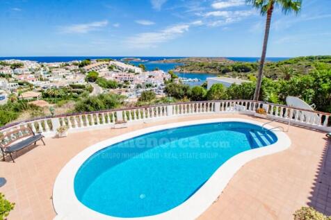 Villa with sea views in Addaia