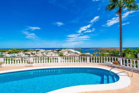 Villa with sea views in Addaia