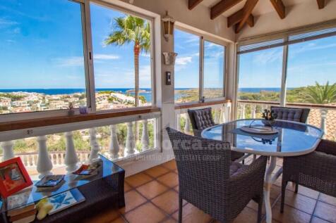 Villa with sea views in Addaia