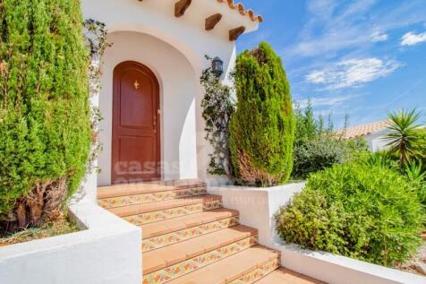 Villa with sea views in Addaia