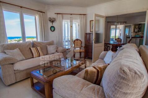 Villa with sea views in Addaia