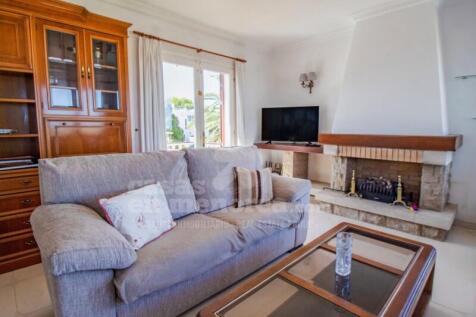 Villa with sea views in Addaia