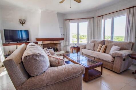 Villa with sea views in Addaia