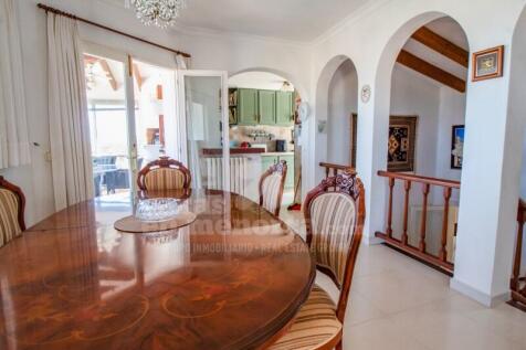 Villa with sea views in Addaia