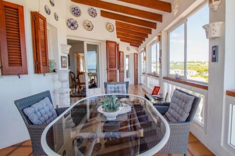 Villa with sea views in Addaia