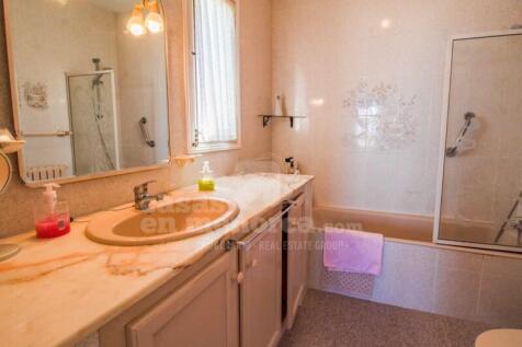 Villa with sea views in Addaia