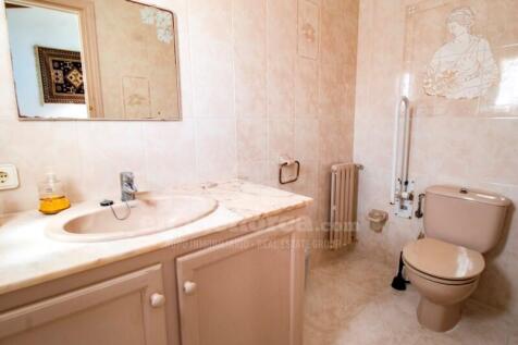 Villa with sea views in Addaia