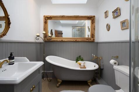 Main bed en-suite