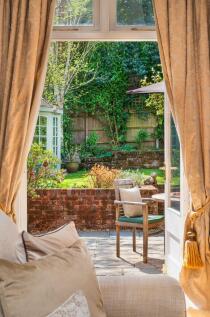 Sitting to garden