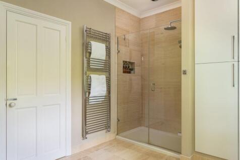 Main bed en-suite
