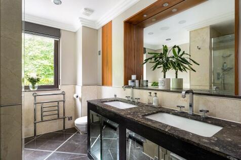 Main bed en-suite