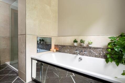 Main bed en-suite