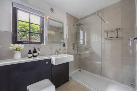 Main bed en-suite