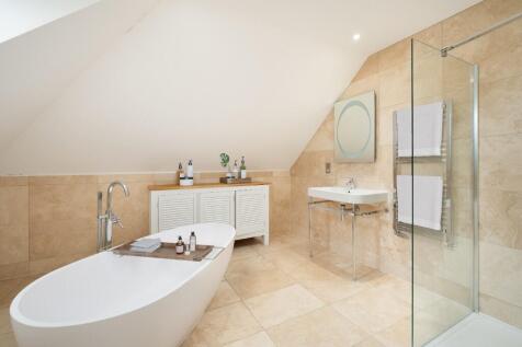 Main bed en-suite