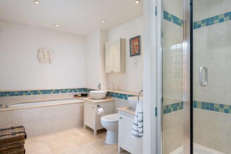 Main bed en-suite