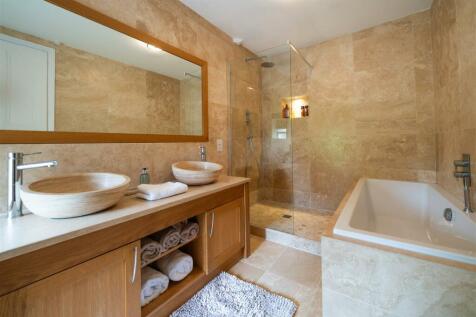 Bathroom 2.jpg