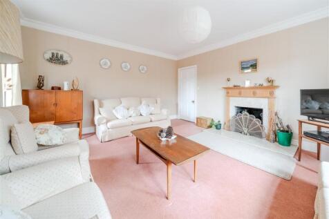 Living room-3.jpg