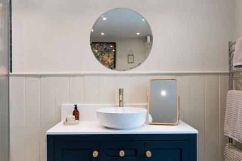 Downstairs Bathroom-2.jpg