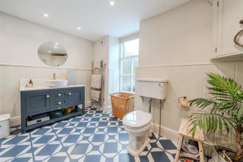 Downstairs Bathroom-4.jpg