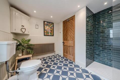 Downstairs Bathroom-6.jpg