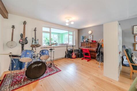 Living Room-5.jpg