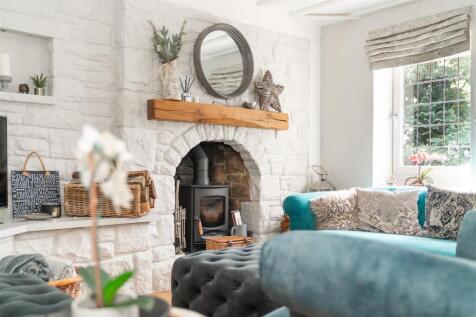 Living Room-6.jpg