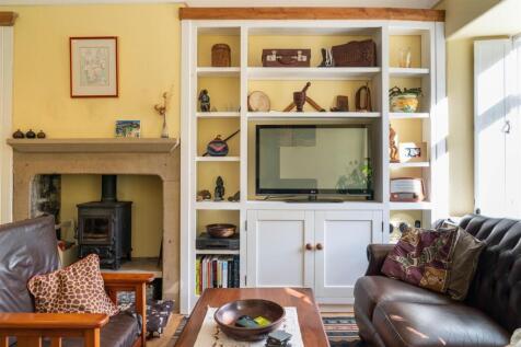 Living Room-10.jpg