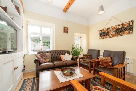 Living Room-5.jpg
