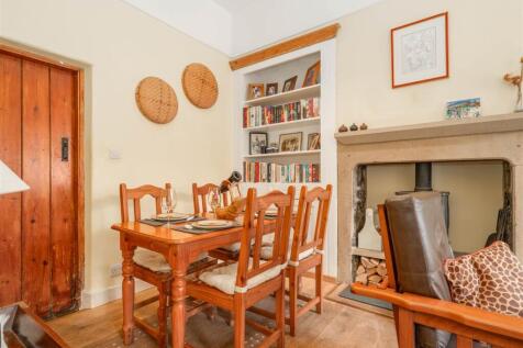 Living Room-6.jpg