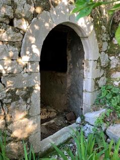 Stone features